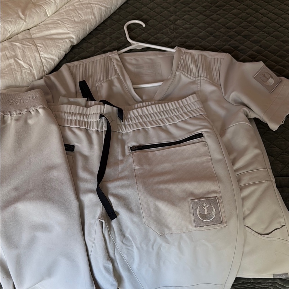 Figs Women's Star Wars Scrub Set in beige